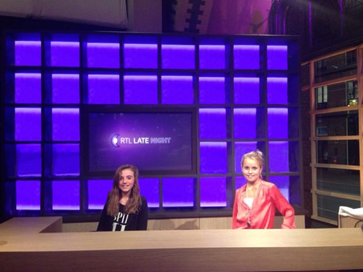 Lysanne Beerentemfel en Jolie Miog uit groep 8 van Het Accoord in het decor van RTL Late Night
